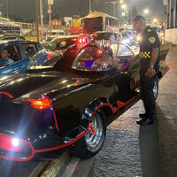 ¡Santas infracciones, Batman! Un Batimóvil fue detenido en CDMX por circular en el carril del Metrobús
