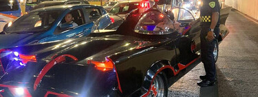 ¡Santas infracciones, Batman! Un Batimóvil fue detenido en CDMX por circular en el carril del Metrobús
