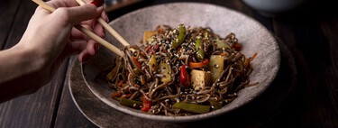 Cómo utilizar bien los palillos para comer: el truco para usarlos como un asiático 