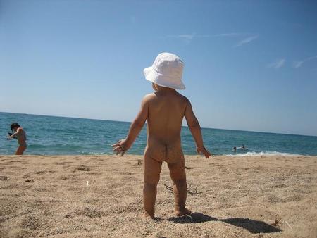 La foto de tu bebé: José Manuel, desnudo y libre en la playa