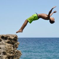 "Cuidado con las lesiones graves al saltar al agua": la advertencia a nuestros hijos adolescentes, los más propensos a sufrirlas