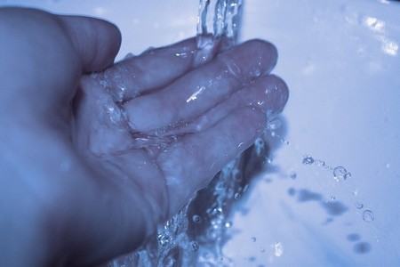 Barcelona evitará cortes de suministro de agua a los colectivos en situación de riesgo social
