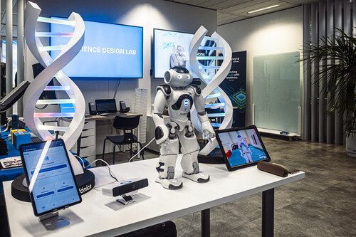 LaCabina de Telefónica no sirve para llamar. Es donde el operador trabaja en más de 200 proyectos tecnológicos