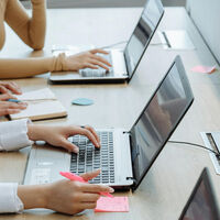 Quisieron vigilar el home office con capturas de pantalla y el plan terminó en desastre: una filtración expuso 21 millones de imágenes