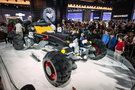 ¿A que no te atreverías a armar este Batimóvil Lego de 344,187 bloques y 5 metros de largo?