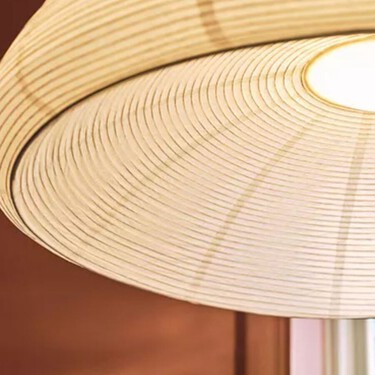 Ikea tiene la lámpara que con toque especial para el salón: con forma de media luna y 90 centímetros de papel de arroz