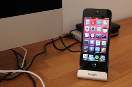Belkin Charge+Sync Dock, la base para los que no pueden soportar tener el iPhone tumbado en la mesa