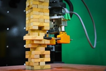 Este robot no solo aprende mirando, sino tocando, y ha aprendido a jugar a la Jenga