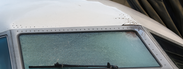 Volaba a 11.000 metros cuando algo destrozó el parabrisas del avión. El piloto dice que fue basura espacial 