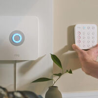 Si no quieres pagar cuotas por tener vigilado tu hogar, este kit de alarma de Amazon (sin complejas instalaciones) es perfecto para ti