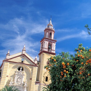 El pueblo mágico de Cádiz perfecto para visitar en otoño: casas blancas con vistas a la montaña, buena comida y muchos naranjos