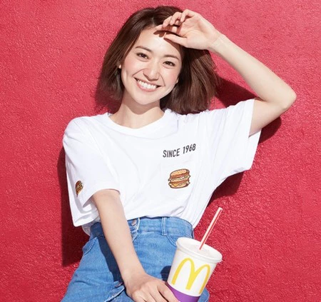 Un BigMac para llevar, por favor. Para llevar... puesto. Así es la línea de moda de McDonald's