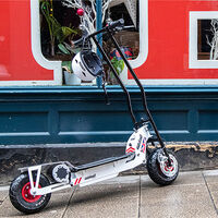 Tras el AC Cobra eléctrico llega el patinete eléctrico de AC Cars, con 50 km de autonomía y por 1.870 euros