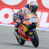 José Antonio Rueda gana una apasionante carrera de Moto3 con un final vergonzoso por culpa de Dirección de carrera 