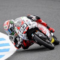El dolorido Niccolò Antonelli consigue una pole position épica de Moto3 bajo la lluvia en Japón