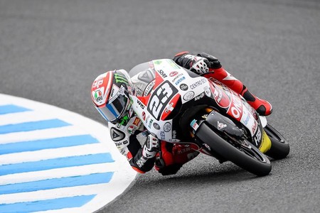 El dolorido Niccolò Antonelli consigue una pole position épica de Moto3 bajo la lluvia en Japón