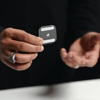El móvil futurista sin pantalla sigue dando problemas a sus creadores y Humane ya busca compradores para salvar la situación