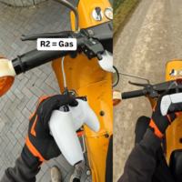 Conducir una moto con un mando de consola puede parecer molón, pero este instagramer ya sabe que tiene mucho peligro 