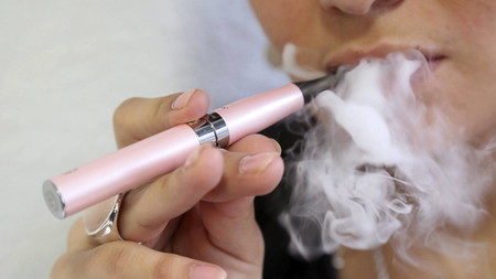 Vapear no es fumar, pero también puede tener consecuencias para la salud