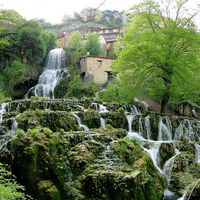 En Burgos hay un pueblo partido en dos por una cascada, un fenómeno único en España