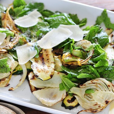El calabacín también es ideal para comer en ensaladas. Y con este truco de Jamie Oliver aprenderás a incorporarlo a lo grande