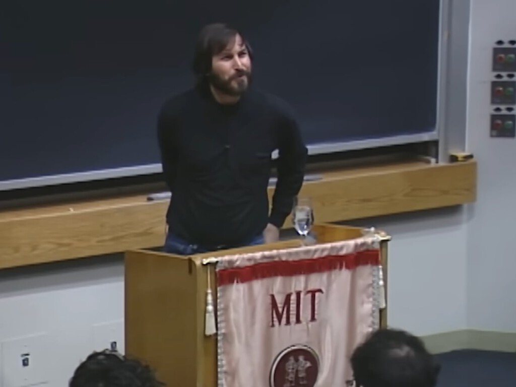 Steve Jobs fue invitado al MIT para inspirar a estudiantes. Lo que hizo fue criticar a los consultores delante de cientos de ellos 