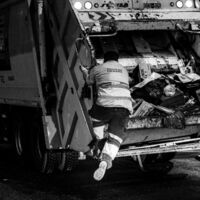 "Hay personas ebrias que se intentan subir al camión": lleva tres décadas conduciendo un camión de basura y nunca había visto lo que ve ahora en Barcelona