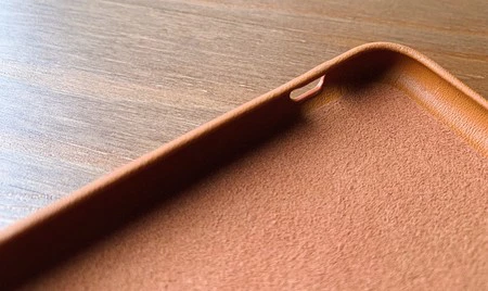 内側にはiPhoneの背面ガラスを保護するマイクロファイバーコーティングが施されています。