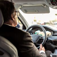 Si alguna vez te has sentido inseguro montando en taxi está empresa te lo soluciona con conductores armados. Y sin pistola es más caro