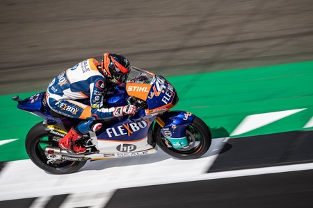 Augusto Fernández aprovecha la caída de Álex Márquez para ganar en Silverstone y completa el triplete español