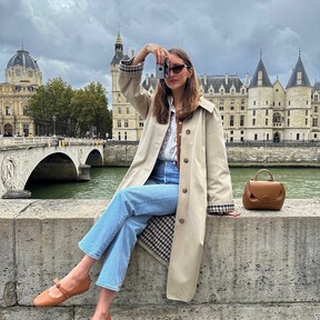 La gabardina de Cortefiel que las parisinas combinan con bailarinas y estilo, para no tener que llevar paraguas 