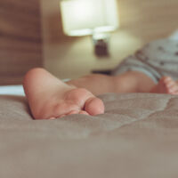 ¿A tu hijo le huelen los pies?: a qué se debe el mal olor de pies en niños y cómo podemos evitarlo