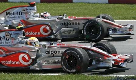 Los dos McLaren peleando