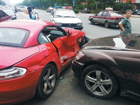 Un Mercedes S 350 y un BMW Z4, víctimas de una épica discusión paternofilial en China