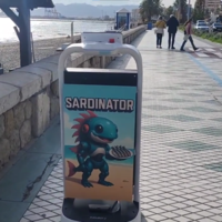 Un robot llamado "Sardinator" circulaba por las calles de Málaga promocionando un chiringuito. Hasta que llegó la policía