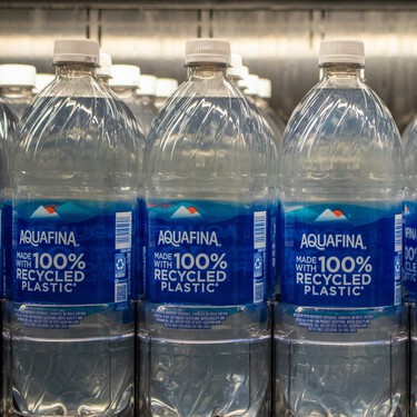 Una botella de agua convertida en una maceta colgante para el balcón: así puedes hacerlo tú mismo