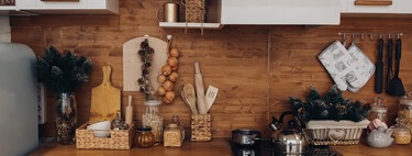 A la venta en Carrefour un cubo de basura colgante, ideal para cocinas pequeñas