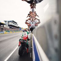 La emoción de Johann Zarco. Sus padres fueron a verle correr por primera vez en 17 años y ganó su primera carrera con Honda en MotoGP 