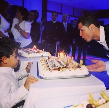 Amigos, Irina, tres tartas y el peque... ingredientes del cumple de Cristiano Ronaldo