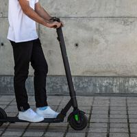 Nueva York tiene un problema de seguridad con los patinetes eléctricos. La solución: prohibirlos y regularlos como hemos hecho en España