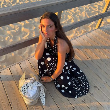 Siete sandalias elegantes que no son blancas ni negras para ponerte en bucle este verano 2025