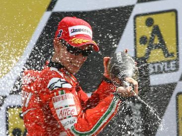 Capirossi vence, y Stoner se proclama Campeón