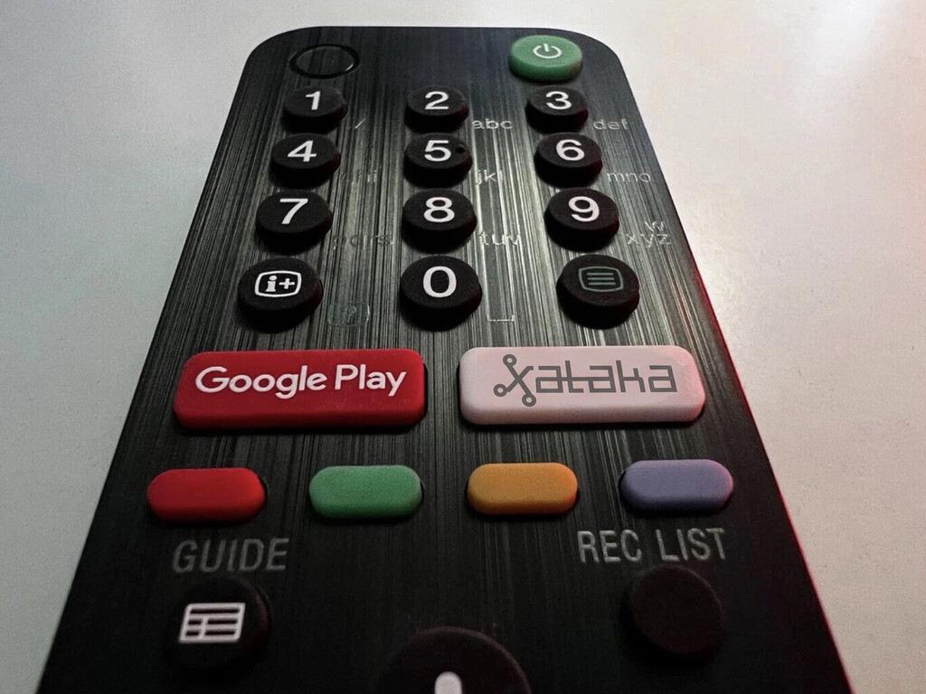 El mando de tu tele tiene cuatro botones viejunos y no están por gusto. Así puedes usarlos en 2026