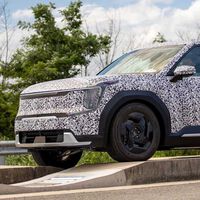 Kia EV9, el SUV eléctrico se deja ver con camuflaje durante su fase de pruebas