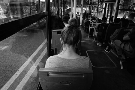 Mujer de espaldas en un autobús
