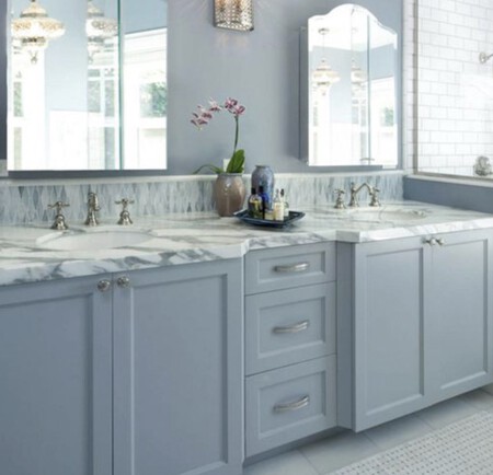 Mano de pintura en el mueble de un baño.