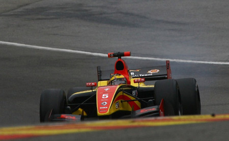 Stoffel Vandoorne es profeta en su tierra y vence la segunda carrera de la Fórmula Renault 3.5 en Spa