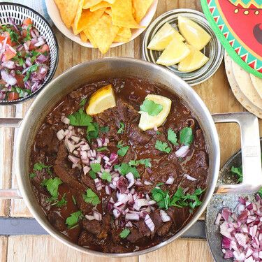 Birria de res, la receta mexicana perfecta para hacer tacos con tortillas de maíz