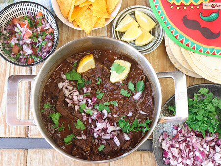 Birria de res, la receta mexicana perfecta para hacer tacos con tortillas de maíz