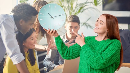 Sumar Plantea Trabajar 32 Horas Por Semana Y Que Las Empresas Repartan Beneficios Con Sus Trabajadores El Tamano De Las Pymes No Es El Principal Problema